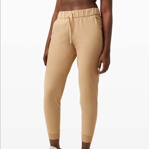NWOT Lululemon on the fly joggers